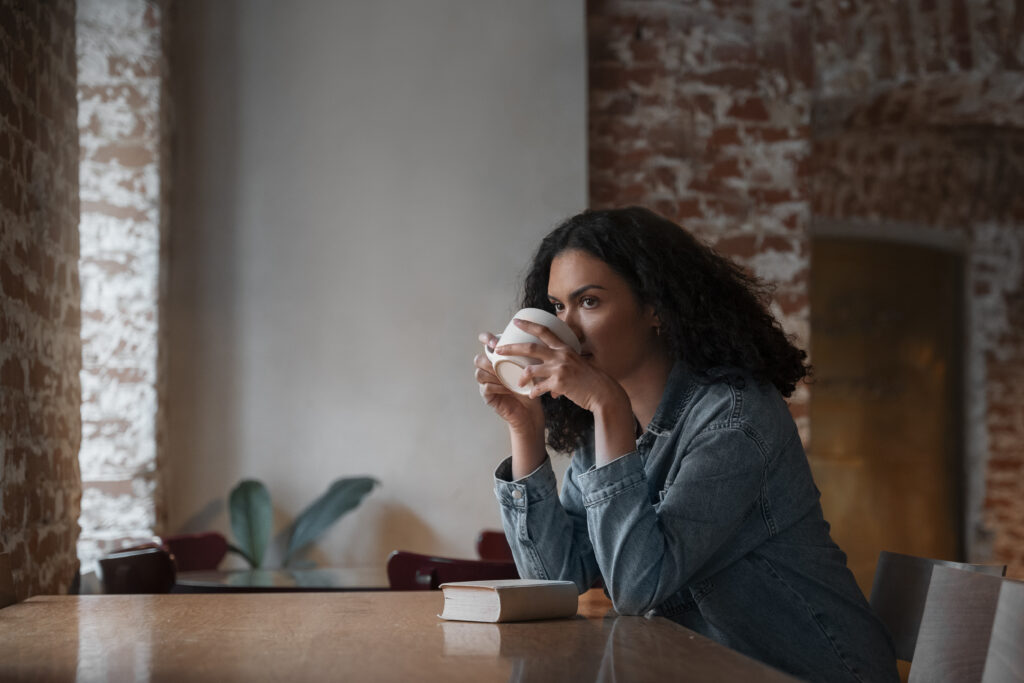 medium-shot-woman-with-book-coffee-shop